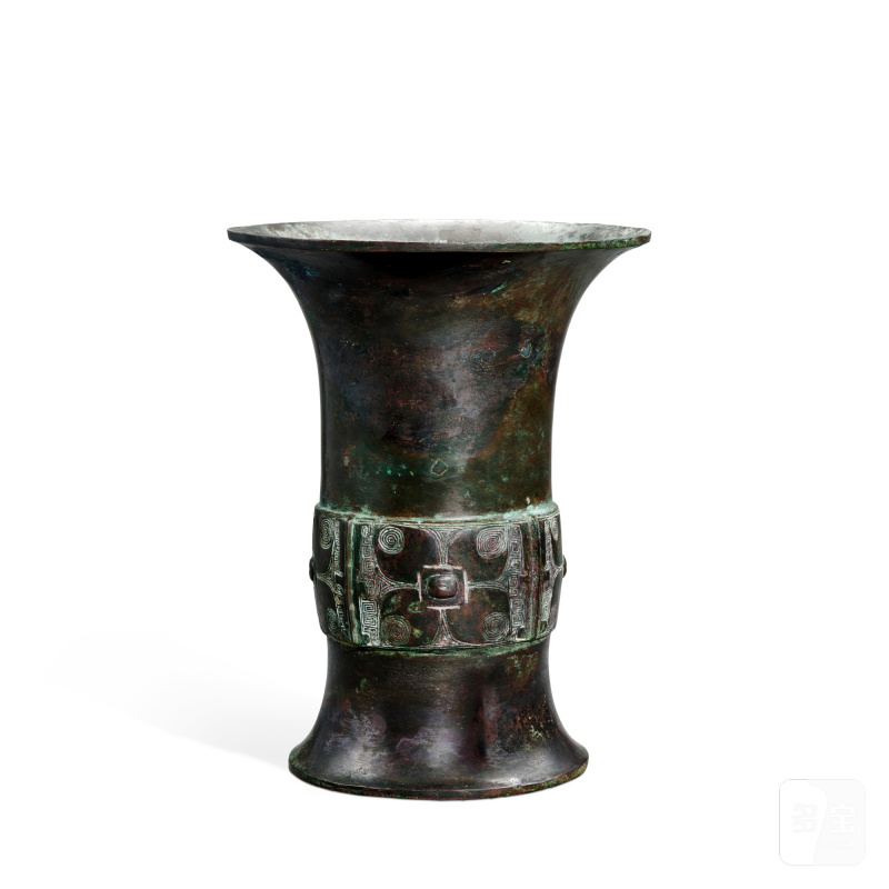 An archaic inscribed bronze ritual wine vessel, zun, Late Shang dynasty | 商晚期 青銅四瓣目紋尊 - 图2